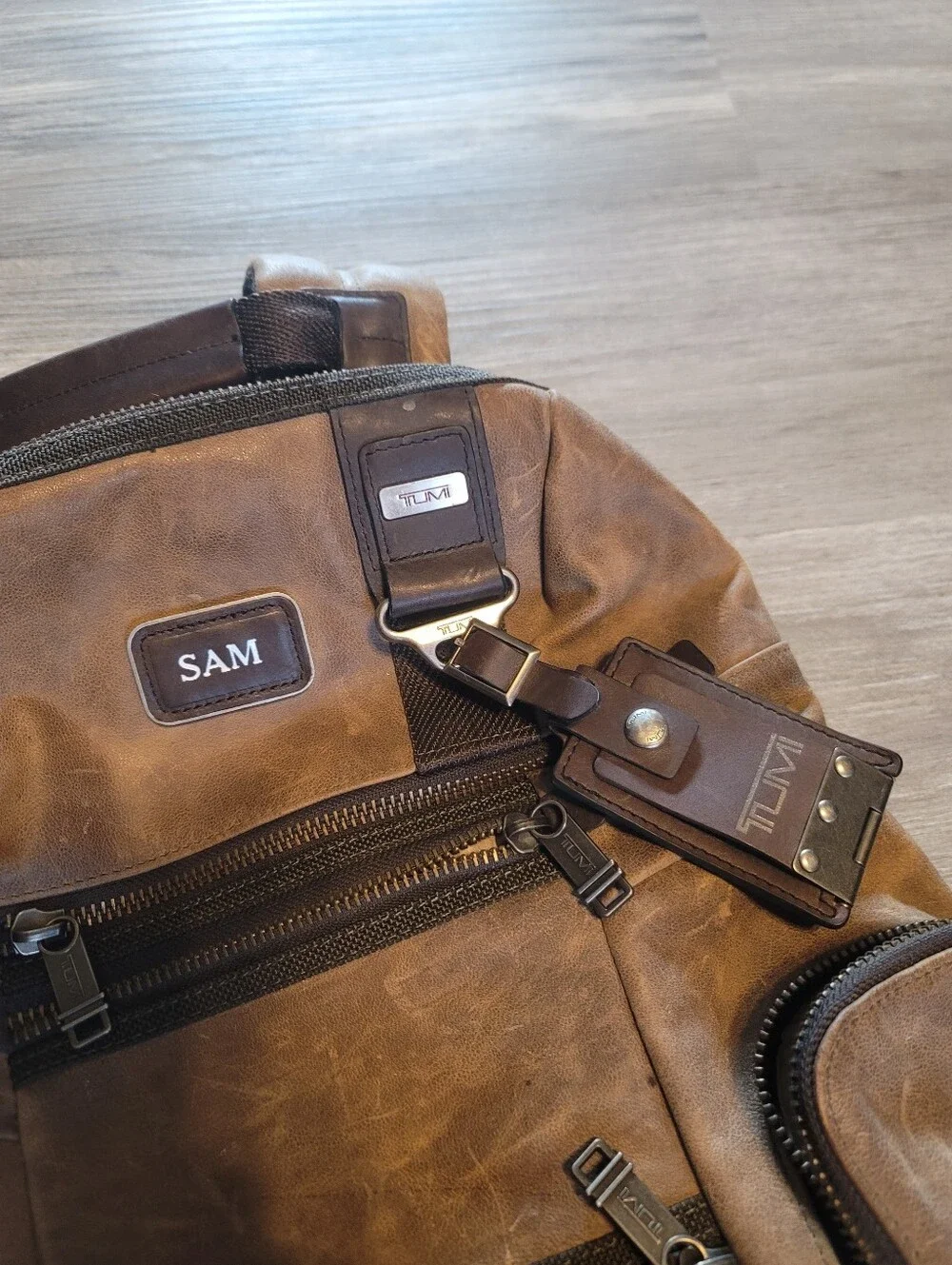 Tumi Premium, 100% full-grain leather TUMI Alpha Bravo 
